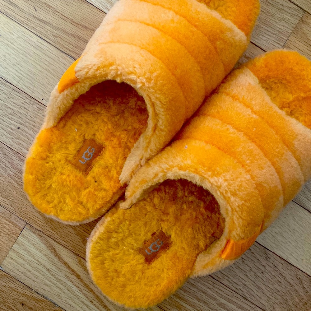 Women fluff orange UGGS